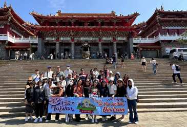 Đoàn khách Hoàng Anh đi tham quan Đài Loan